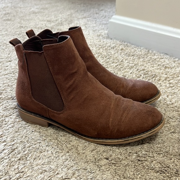 BOOTIES Universal Thread and Loft Outlet - Picture 4 of 7